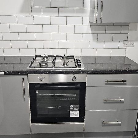 Spacious Double Bedroom With Private Toilet And Shared Kitchen With On Premesis Parking Oldbury  Dış mekan fotoğraf