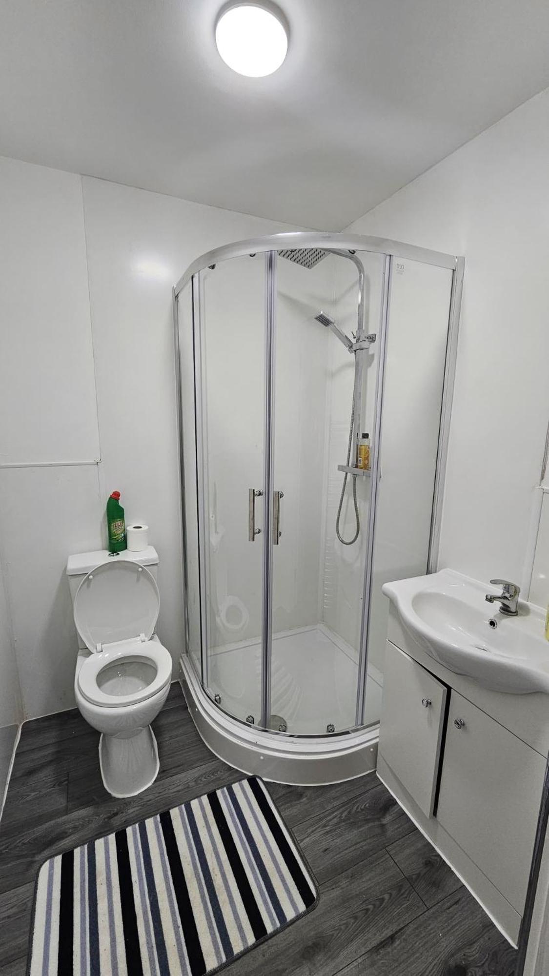 Spacious Double Bedroom With Private Toilet And Shared Kitchen With On Premesis Parking Oldbury  Dış mekan fotoğraf