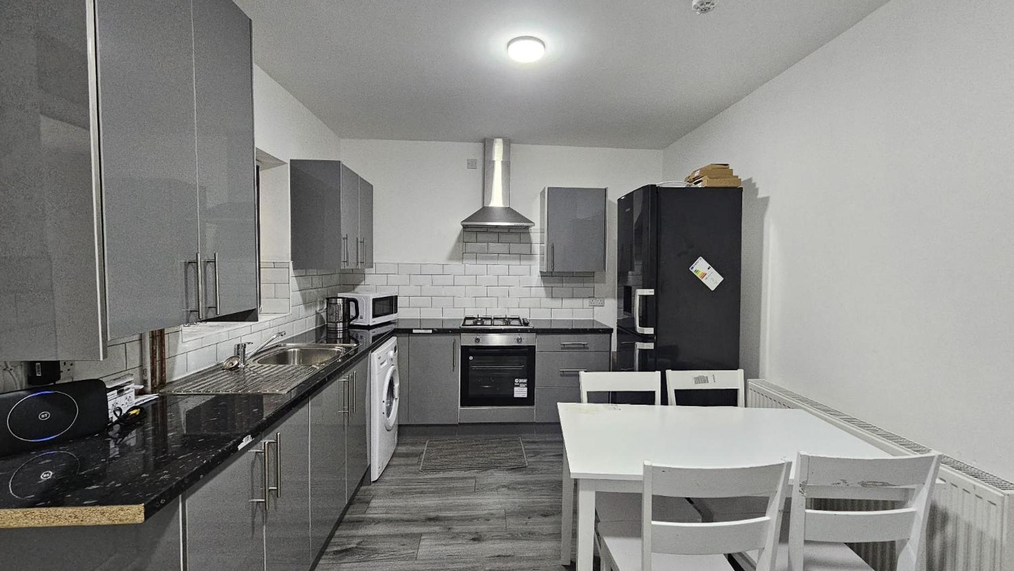 Spacious Double Bedroom With Private Toilet And Shared Kitchen With On Premesis Parking Oldbury  Dış mekan fotoğraf