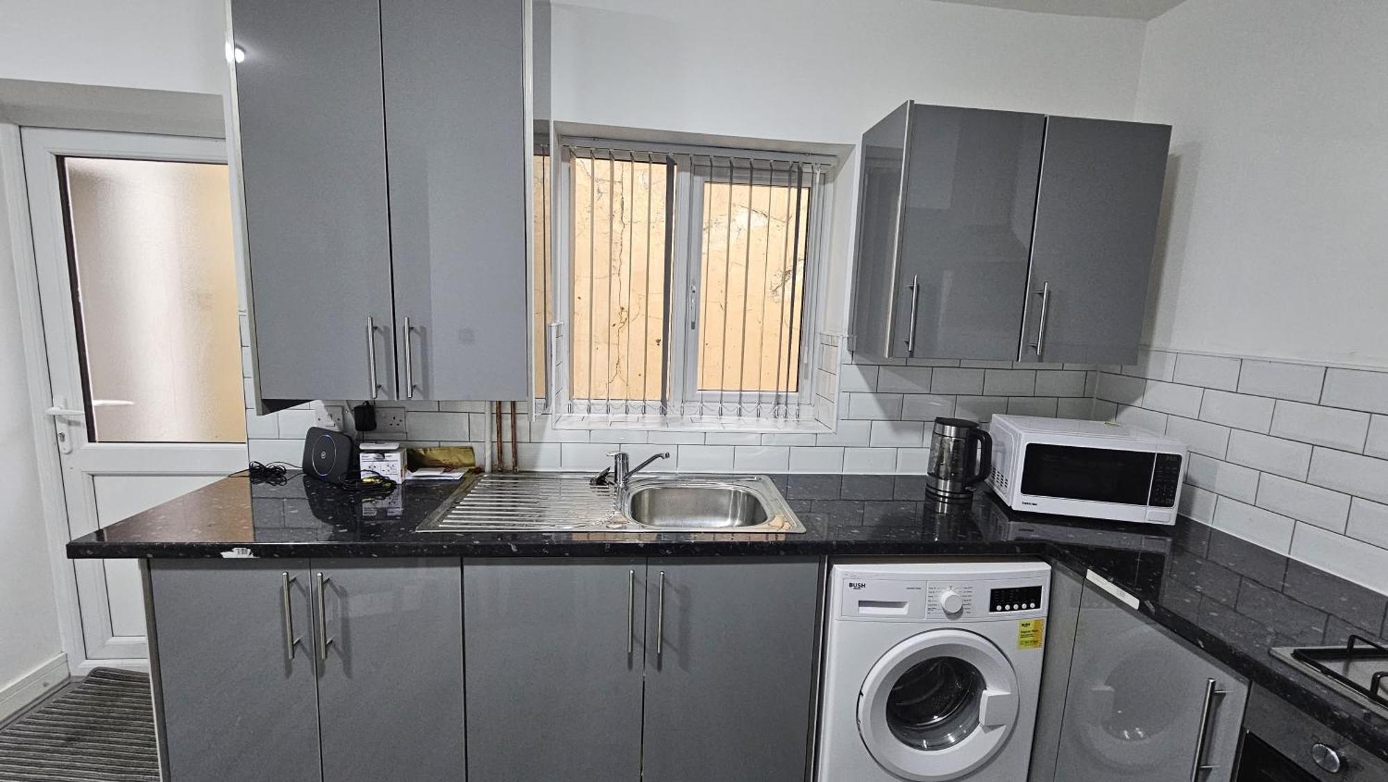 Spacious Double Bedroom With Private Toilet And Shared Kitchen With On Premesis Parking Oldbury  Dış mekan fotoğraf